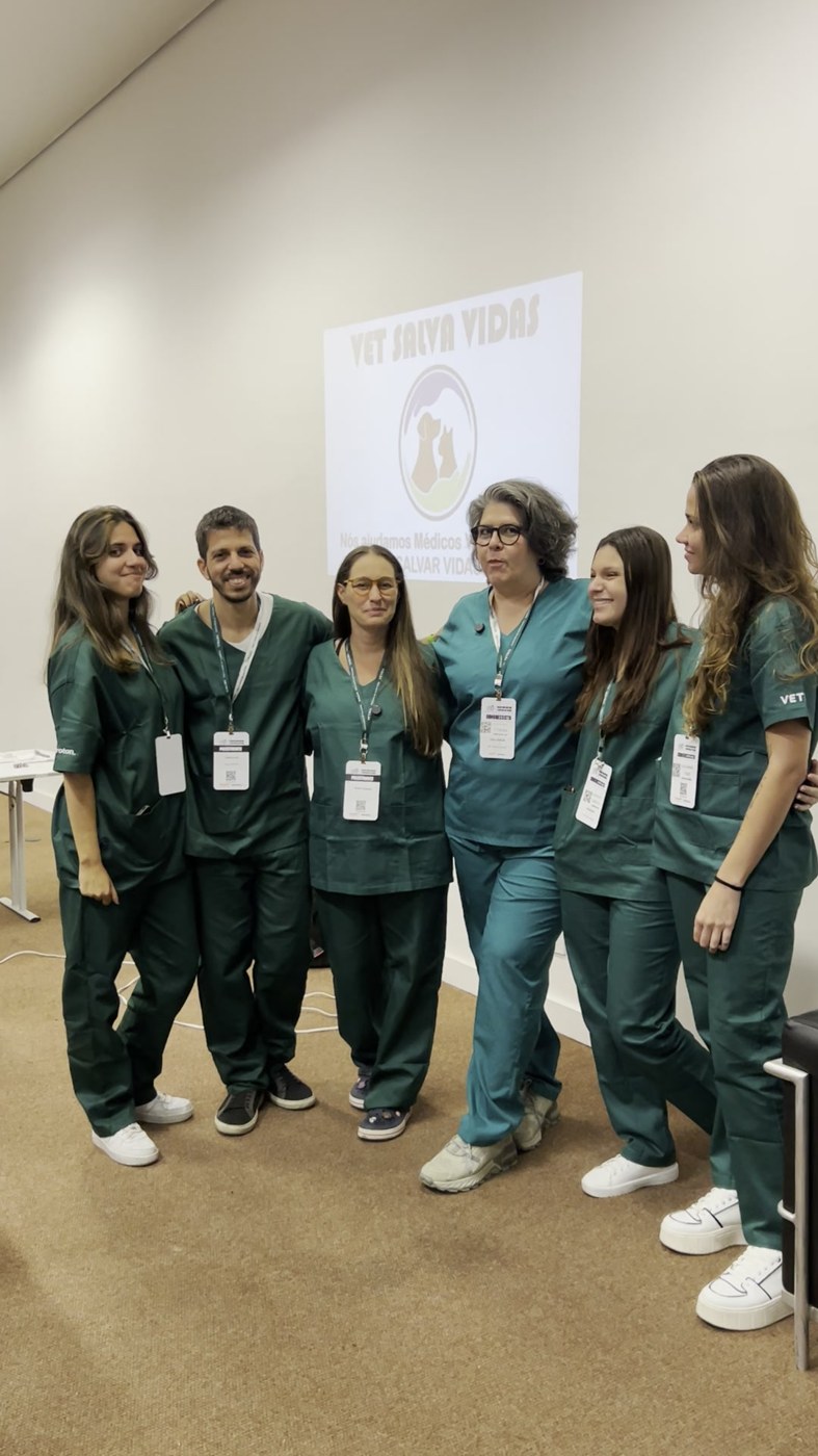 Equipe PenaVet de scrub verde reunida na sala do workshop