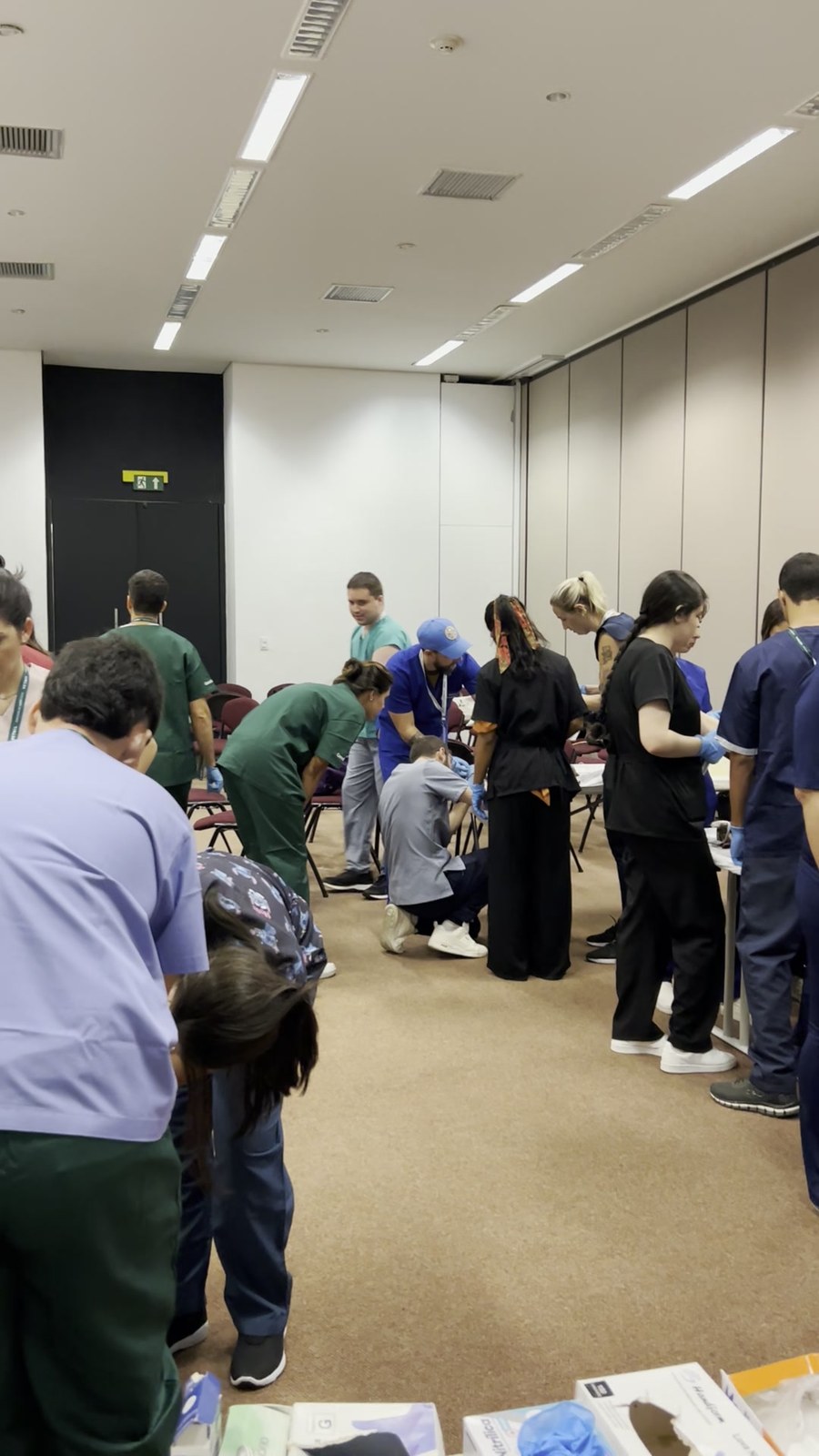Sala inteira em estações práticas, com materiais nas mesas