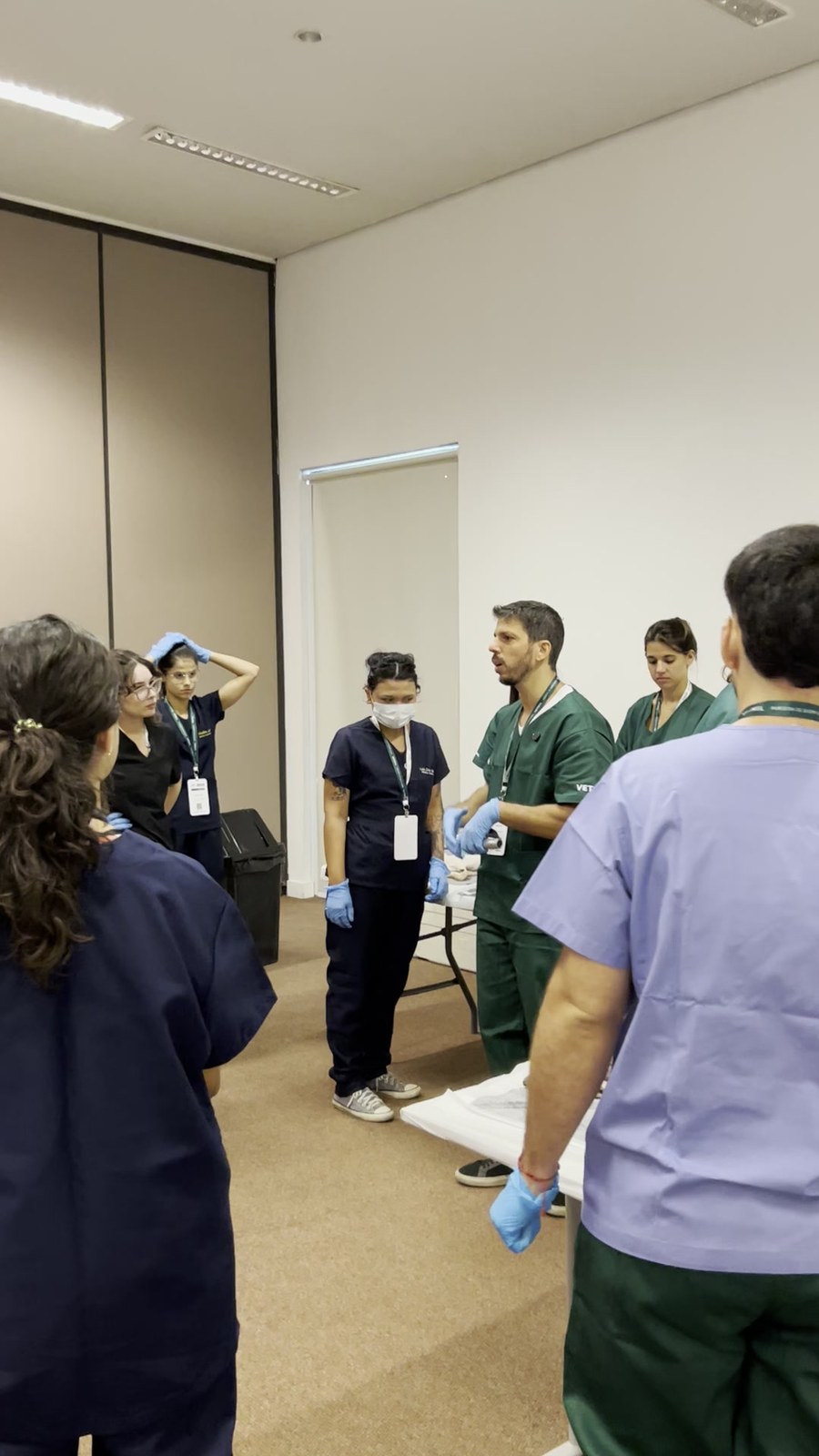 Grupo reunido em volta do instrutor durante a demonstração
