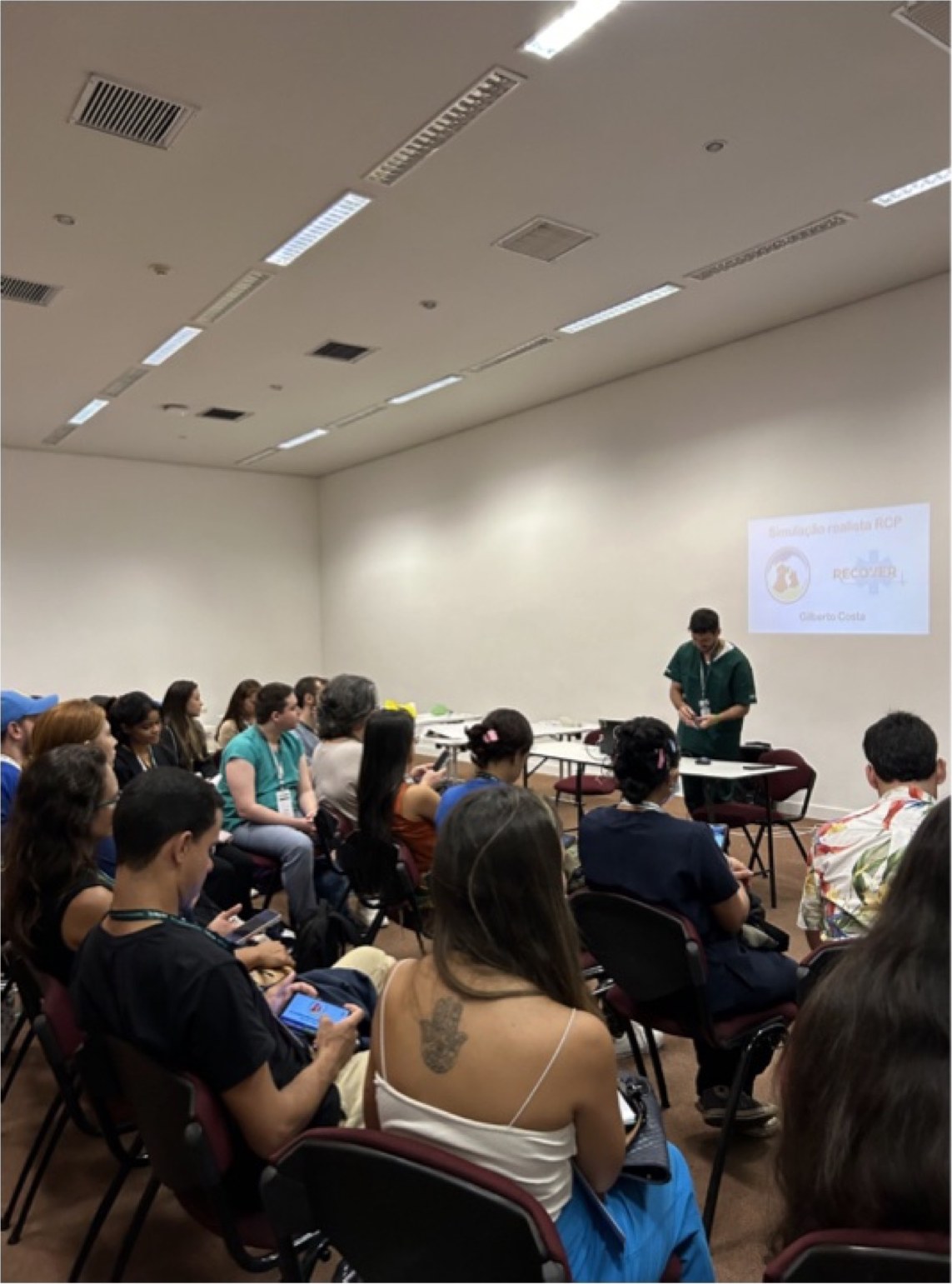 Sala cheia na parte teórica do workshop, com Gilberto Costa conduzindo